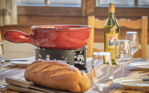Le Sorbier: Essen, Geschirr, Tabelle, Flasche, Teller, Zutat, Drinkware, Dishware, Servierware