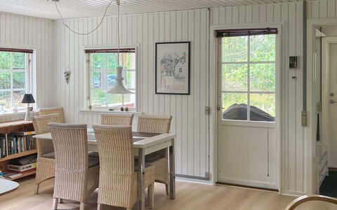 Meret - 800M from the Sea: Holz, Flooring, Interior Design, Fussboden, Decke, Möbel, Holzboden, Zuhause, Tür, Esszimmer