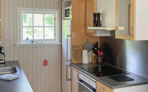 Meret - 800M from the Sea: Küche, Küchengerät, Flooring, Spüle, Holz, Countertop, Interior Design, Major Appliance, Möbel, Fussboden