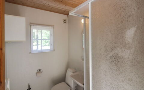Meret - 800M from the Sea: Wand, Armatur, Holz, Fussboden, Badezimmer, Flooring, Installation, Zapfhahn, Zuhause, Bad Sink