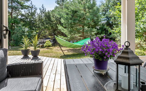 Essi - 300M from the Sea: Möbel, Holz, Gartenmöbel, Holzboden, Stuhl, Blumentopf, Garten, Veranda, Deck