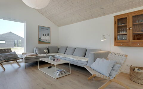 Oke - 350M from the Sea: Flooring, Holz, Fussboden, Holzboden, Möbel, Interior Design, Wohnzimmer, Decke, Couch, Zuhause