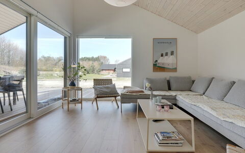 Oke - 350M from the Sea: Holz, Flooring, Fussboden, Holzboden, Decke, Zuhause, Wohnzimmer, Planke, Couch, Hartholz
