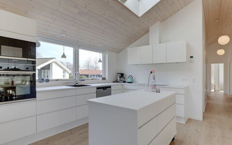 Oke - 350M from the Sea: Holz, Flooring, Decke, Interior Design, Fussboden, Zuhause, Holzboden, Küche, Countertop, Light Fixture
