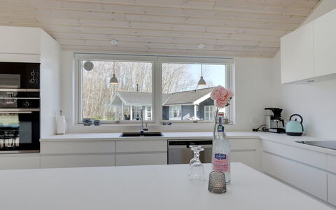 Oke - 350M from the Sea: Interior Design, Holz, Küche, Decke, Countertop, Flooring, Light Fixture, Zuhause, Fussboden, Beleuchtung