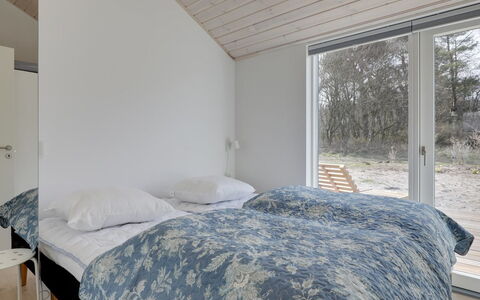 Oke - 350M from the Sea: Holz, Decke, Zuhause, Schlafzimmer, Winter, Einfrieren, Daylighting, Bedding, Bett, Hartholz