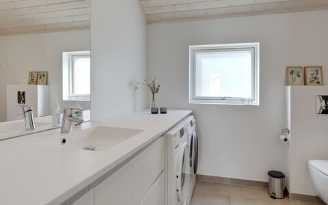 Oke - 350M from the Sea: Flooring, Armatur, Fussboden, Interior Design, Holz, Decke, Sinken, Zapfhahn, Badezimmer, Badezimmerschrank