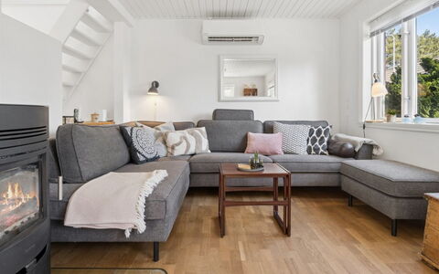 Anemette - 100M from the Sea: Möbel, Couch, Interior Design, Flooring, Holz, Fussboden, Wohnzimmer, Zuhause, Zimmer