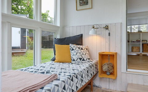 Anemette - 100M from the Sea: Holz, Interior Design, Schlafzimmer, Flooring, Fussboden, Bett, Möbel, Bedding, Bettdecke, Decke