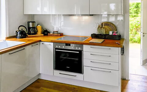Anemette - 100M from the Sea: Küchengerät, Küche, Countertop, Cabinetry, Major Appliance, Möbel, Haushaltsgerät, Flooring, Holz, Herd