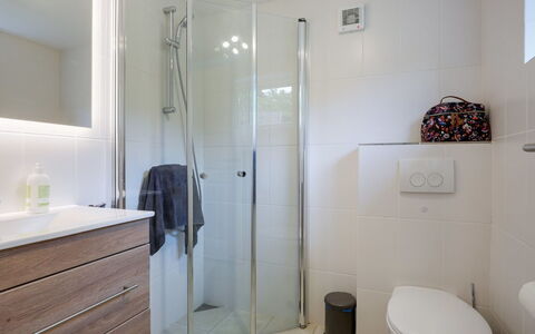 Anemette - 100M from the Sea: Badezimmer, Flooring, Interior Design, Fussboden, Wand, Armatur, Bad Sink, Badezimmerschrank, Toilette, Installation