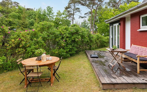 Anemette - 100M from the Sea: Strauch, Hütte, Garten, Garten, Hinterhof, Schatten, Fahrrad, Rasen