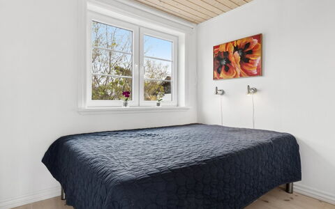 Algeth - 350M from the Sea: Holz, Schlafzimmer, Interior Design, Bett, Flooring, Fussboden, Bedding, Bettdecke, Bettrahmen, Zuhause