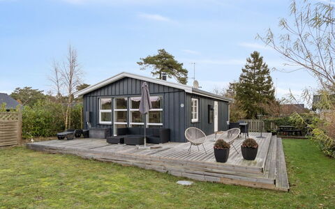 Algeth - 350M from the Sea: Dach, Haus, Grundstueck, Zuhause, Hütte, Estate, Gartenbauten, Schatten, Blockhaus, Landscaping