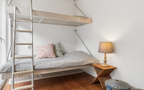 Yrja - 150M from the Sea: Möbel, Bett, Schlafzimmer, Interior Design, Fussboden, Flooring, Holz, Bedding, Bettdecke, Linens