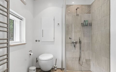 Yrja - 150M from the Sea: Flooring, Armatur, Wand, Badezimmer, Interior Design, Fussboden, Toilette, Decke, Installation, Dusche
