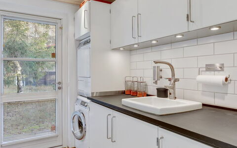 Yrja - 150M from the Sea: Major Appliance, Küchengerät, Waschmaschine, Küche, Interior Design, Countertop, Armatur, Flooring, Haushaltsgerät, Sinken
