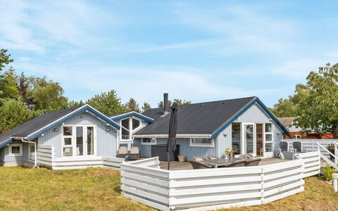 Julietta - 50M from the Sea: Strauch, Urban Design, Ground, Backstein, Wohnung, Estate, Mauerwerk, Balkon, Landscaping