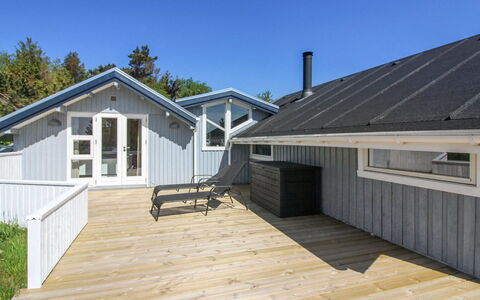 Julietta - 50M from the Sea: Strauch, Urban Design, Ground, Backstein, Wohnung, Estate, Mauerwerk, Balkon, Landscaping