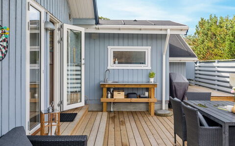 Julietta - 50M from the Sea: Strauch, Urban Design, Ground, Backstein, Wohnung, Estate, Mauerwerk, Balkon, Landscaping