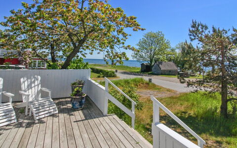 Julietta - 50M from the Sea: Strauch, Urban Design, Ground, Backstein, Wohnung, Estate, Mauerwerk, Balkon, Landscaping