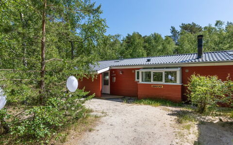 Lisa - 650M from the Sea: Gebäude, Haus, Fenster, Zuhause, Dach, Wohngebiet, Strauch, Hütte, Grundstueck