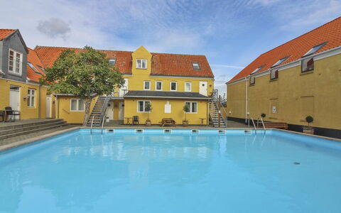 Gulla - 300M from the Sea: Gebäude, Haus, Fenster, Zuhause, Dach, Wohngebiet, Strauch, Hütte, Grundstueck