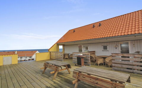 Gulla - 300M from the Sea: Gebäude, Haus, Fenster, Zuhause, Dach, Wohngebiet, Strauch, Hütte, Grundstueck