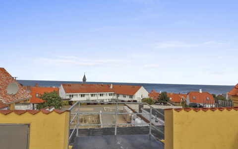 Gulla - 300M from the Sea: Gebäude, Haus, Fenster, Zuhause, Dach, Wohngebiet, Strauch, Hütte, Grundstueck