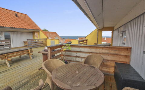 Gulla - 300M from the Sea: Gebäude, Haus, Fenster, Zuhause, Dach, Wohngebiet, Strauch, Hütte, Grundstueck