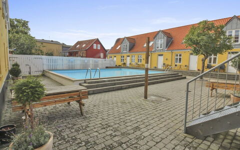 Gulla - 300M from the Sea: Gebäude, Haus, Fenster, Zuhause, Dach, Wohngebiet, Strauch, Hütte, Grundstueck