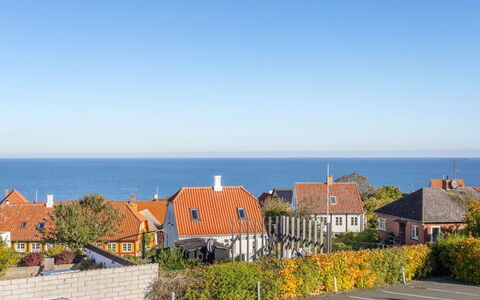 Gulla - 300M from the Sea: Gebäude, Haus, Fenster, Zuhause, Dach, Wohngebiet, Strauch, Hütte, Grundstueck