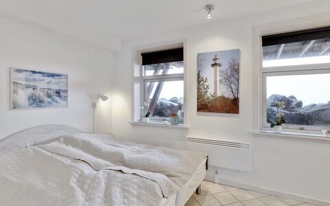Armela - 10M from the Sea: Schlafzimmer, Bett, Interior Design, Decke, Fussboden, Bettdecke, Bedding, Flooring, Wohnung, Bettrahmen