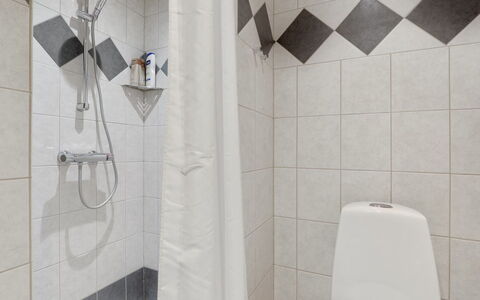 Armela - 10M from the Sea: Flooring, Armatur, Fussboden, Interior Design, Badezimmer, Fliese, Installation, Toilette, Dusche
