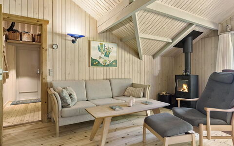 Iskra - 900M from the Sea: Möbel, Flooring, Interior Design, Holz, Fussboden, Holzboden, Decke, Zimmer, Wohnzimmer, Zuhause