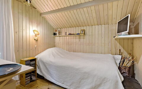 Iskra - 900M from the Sea: Wand, Holz, Flooring, Interior Design, Fussboden, Schlafzimmer, Decke, Möbel, Bett, Beleuchtung