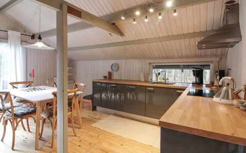 Iskra - 900M from the Sea: Flooring, Holz, Interior Design, Fussboden, Decke, Küche, Möbel, Holzboden, Countertop, Light Fixture