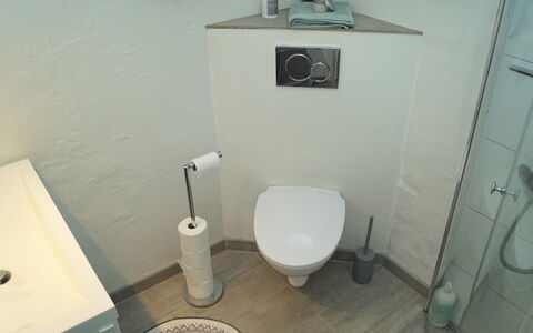 Seppe - 500M from the Sea: Toilleten Sitz, Toilette, Armatur, Badezimmer, Flooring, Fussboden, Interior Design, Installation, Fliese