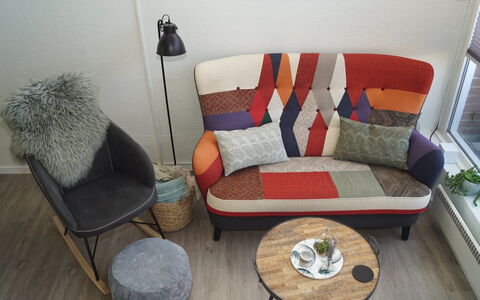 Seppe - 500M from the Sea: Möbel, Stuhl, Interior Design, Flooring, Kissen, Komfort, Wohnzimmer, Holzbeize, Dekokissen
