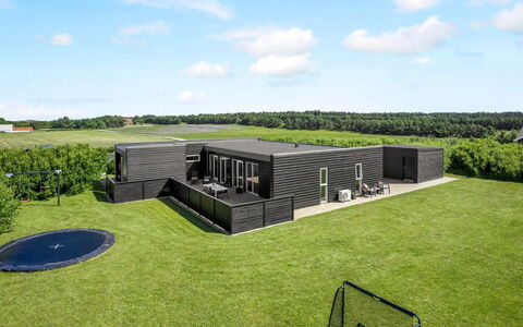 Ilfar - 700M from the Sea: Grundstueck, Einfach, Rasen, Garten, Estate, Wiese, Garten, Landscaping, Kunstrasen, Design