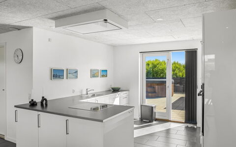 Ilfar - 700M from the Sea: Decke, Flooring, Küche, Interior Design, Fussboden, Countertop, Haushaltsgerät, Cabinetry, Light Fixture