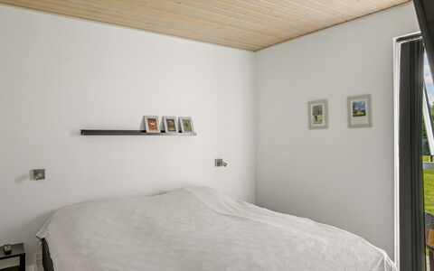 Ilfar - 700M from the Sea: Wand, Interior Design, Holz, Decke, Flooring, Möbel, Schlafzimmer, Fussboden, Bett, Light Fixture