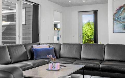 Ilfar - 700M from the Sea: Interior Design, Flooring, Fussboden, Couch, Möbel, Wohnzimmer, Komfort, Leder