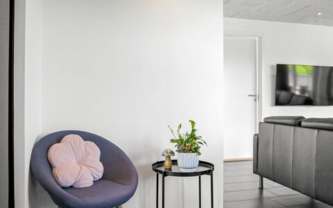 Ilfar - 700M from the Sea: Möbel, Interior Design, Flooring, Fussboden, Wand, Holz, Wohnzimmer, Stuhl, Holzboden, Couch
