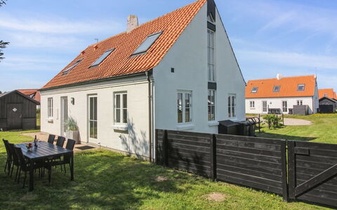 Sira - 250M from the Sea: Blau, Gebäude, Fenster, Haus, Zuhause, Dach, Die Architektur, Hütte, Wohngebiet, Estate