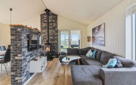 Øthbiorn - 1.1Km from the Sea: Holz, Zuhause, Interior Design, Wohnzimmer, Möbel, Couch, Haus, Flooring, Fussboden