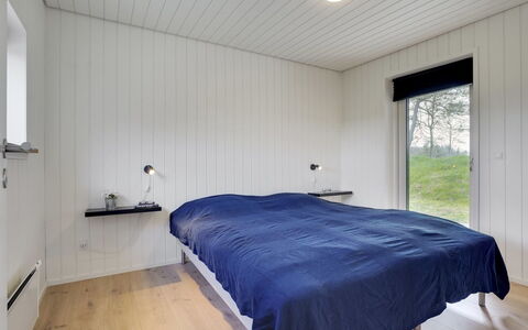 Øthbiorn - 1.1Km from the Sea: Holz, Schlafzimmer, Decke, Flooring, Fussboden, Interior Design, Bett, Zuhause, Bedding, Bettdecke