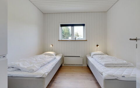 Øthbiorn - 1.1Km from the Sea: Holz, Schlafzimmer, Decke, Fussboden, Flooring, Bett, Zimmer, Bedding, Bettrahmen, Bettdecke