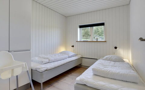 Øthbiorn - 1.1Km from the Sea: Holz, Schlafzimmer, Decke, Bett, Interior Design, Fussboden, Flooring, Bettdecke, Bedding, Zimmer