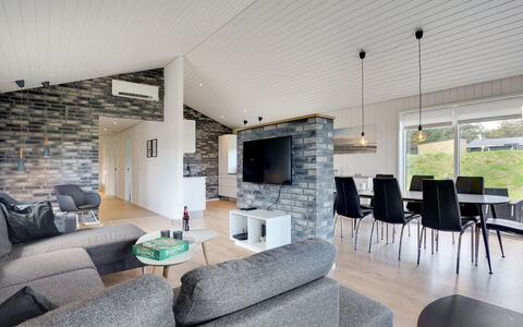 Øthbiorn - 1.1Km from the Sea: Holz, Flooring, Decke, Interior Design, Fussboden, Zuhause, Wohnzimmer, Couch, Holzboden